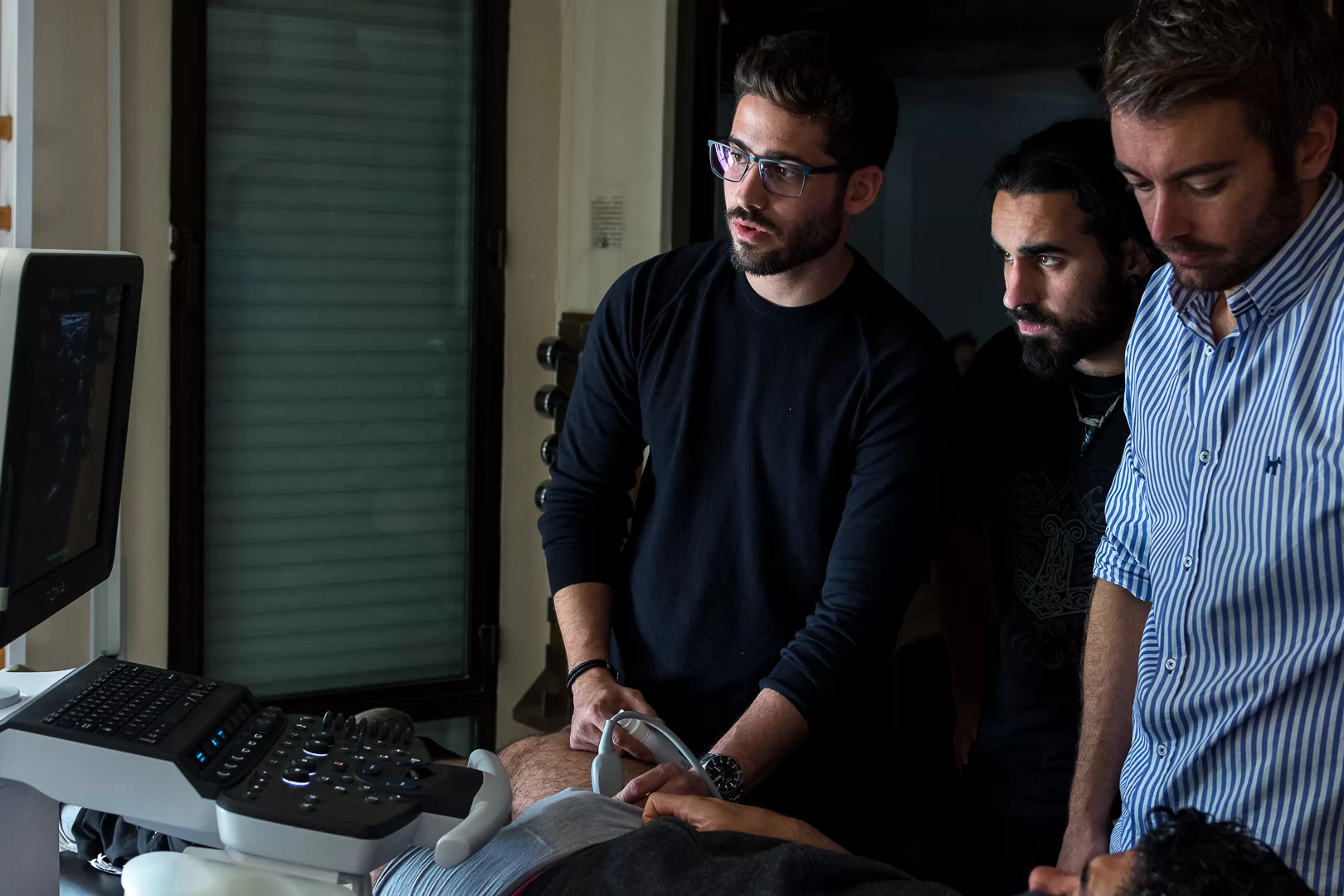 equipo médico aplicando la Neuromodulación percutánea NMP